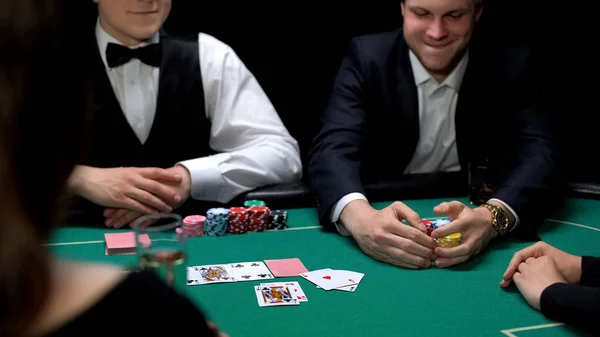 Gelukkig Man Winnend Poker Inzet Het Casino Gokken Business Entertainment — Stockfoto