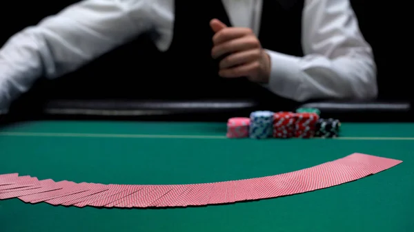 Casino Dealer Der Vor Einem Neuen Pokerspiel Casino Karten Mischt — Stockfoto