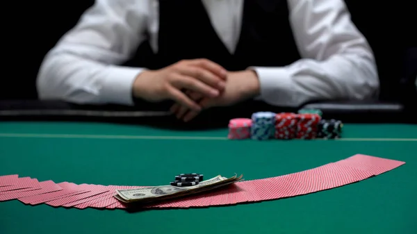 冒险虚张声势的投资人把钱和筹码放在胜利赌博业务上 — 图库照片