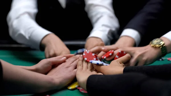 Pokerspelers Wedden Het Invoeren Van Casinofiches Tafel Riskante Bedrijfsinvesteringen — Stockfoto