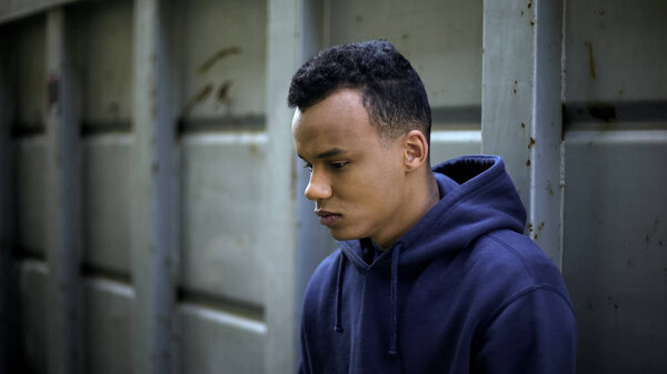 Отчаяние африканского мальчика, планирующего преступления, безнадежность, вызванная бедностью
