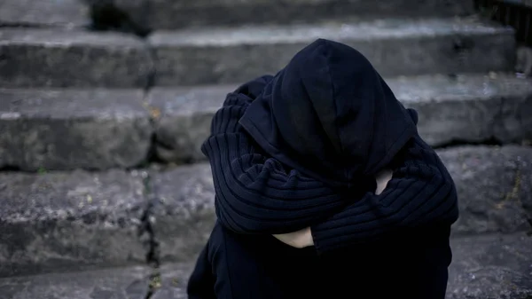 Adolescente Miserável Que Envolve Capuz Vai Dormir Rua Crise Depressão — Fotografia de Stock