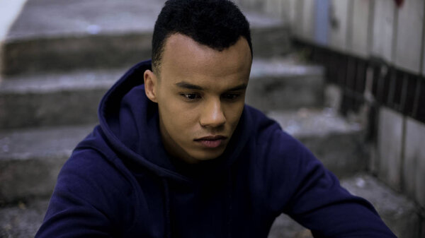 Полный агрессии черный парень решил отомстить преступникам, запугивая
