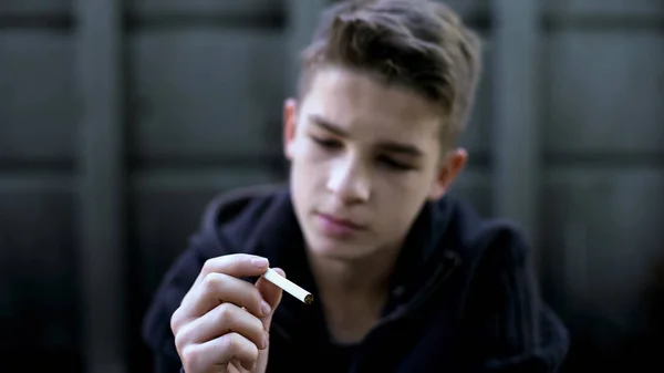 Tiener Kijken Naar Sigaret Overgaat Proberen Van Roken Slechte Gewoonte — Stockfoto