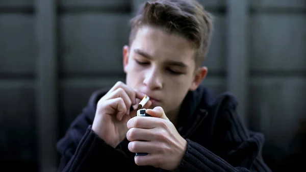 Έφηβος Αγόρι Φωτισμού Τσιγάρο Μεταξύ Των Νέων Κρύβοντας Τον Εθισμό — Φωτογραφία Αρχείου