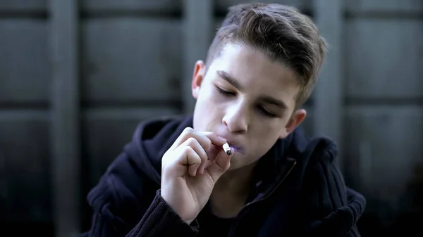 Мальчик Подросток Курит Сигареты Проблемы Здоровьем Риск Рака Легких Социальные — стоковое фото