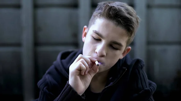 Chico Adolescente Fumando Cigarrillo Problemas Salud Riesgo Cáncer Pulmón Problema — Foto de Stock