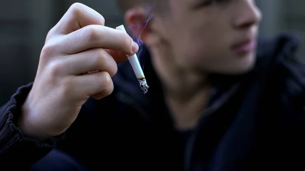 Adolescente Fumando Maus Hábitos Fingindo Ser Adulto Estilo Vida Pouco — Fotografia de Stock