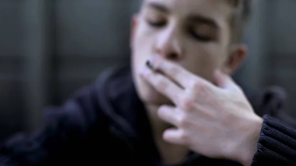 Schoolboy Smoking Protesta Contro Controllo Parentale Cattiva Influenza Primo Piano — Foto Stock