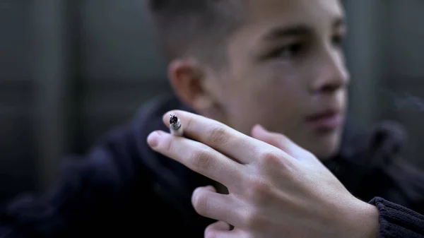 Adolescente Fumando Protesto Contra Controle Dos Pais Influência Rua — Fotografia de Stock