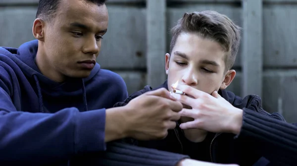 Kötü Örnek Afro Amerikan Çocuk Genç Arkadaşı Ilk Kez Sigara — Stok fotoğraf