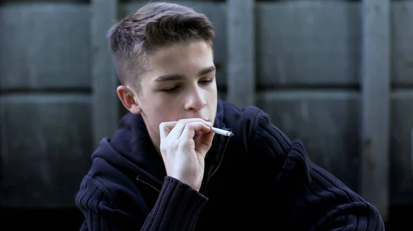 Menino Adolescente Fumando Cigarro Porta Entrada Escondendo Dos Pais Influência — Fotografia de Stock