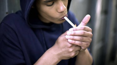 Afro-Amerikan dostum exhaling sigara dumanı, felling serin, sağlık zarar