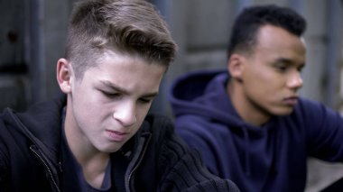 Hideaway içinde oturan iki üzgün arkadaş oldu yetimler, savaş, çocuk ağlıyor