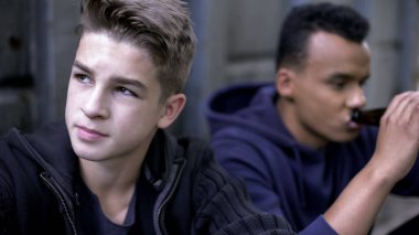 Erkek arkadaşlar gizlice Alkollü Içki, içme okul sınıfları atlama