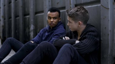 Backstreet, umutsuzluk gizleme yetim ev, melankolik gençler kaçmak