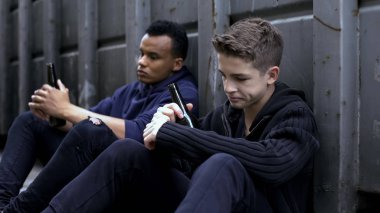 Evsiz insanlar road, anne çocuk protesto oturup bira içmek