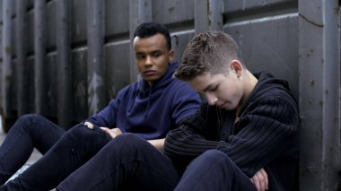 Yaşlı adam korkmuş arkadaşı savaş, evsiz mülteci çocuklar teşvik