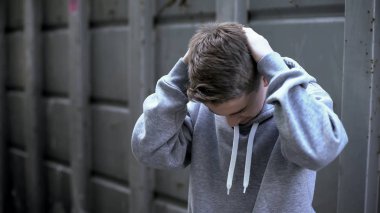 Genç ağlıyor, yakınları kaybı, keder ve üzüntü, savaş kaynaklanan depresyon