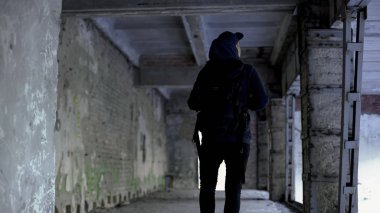 Genç çocuk yürüme terk edilmiş evde, tehlikeli bir yer, adam kaçırma riski
