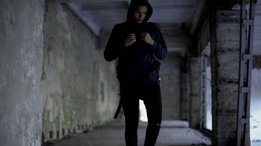 Afro-Amerikan içinde terk edilmiş yürüyüş bina, var Hayır arkadaş, ırkçılık sorun