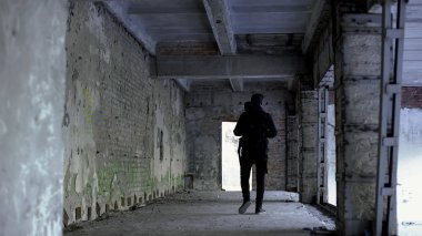 Genç adam tehlikeli bir yer, terk edilmiş evde, adam kaçırma riski yürüme