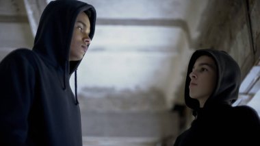 Genç çocukların hoodie iletişim, yakın arkadaşlar ortak ilgi alanlarına sahip