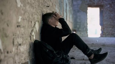 Terk edilmiş evde zor ergenlik zorbalık üzerinden teen gizleme depresif