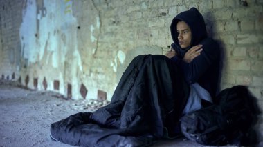 Evsiz genç hoodie, duygu soğuk, ilgisizlik ve yoksulluk üzgün
