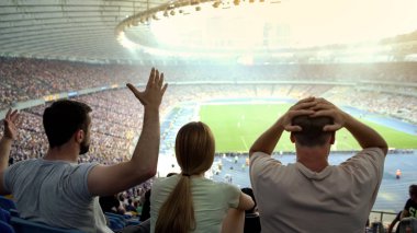 Hayal kırıklığına futbol taraftarları ile hakem kararı, duygusal oyun tatminsiz