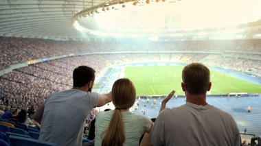Arkadaşlar Stadyumu'nda, haksız oyun futbol maçında hakem kararı, kızgın