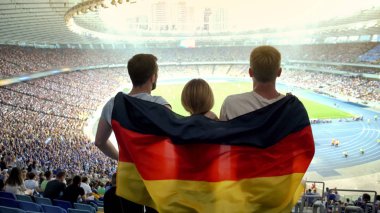 Futbol hayranları ile Alman bayrağı milli takımı için tezahürat Stadyumu'nda atlama