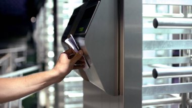 Elektronik turnike, iş merkezi için erişim denetimi geçen adam yakın çekim