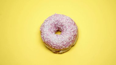 İzole arka plan, pastane, tatlı lezzetli Aperatif, makro pembe sırlı çörek