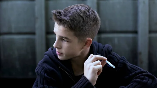 Adolescent Băiat Fumând Secret Țigară Ascunzându Părinți Poliție Comportament Necorespunzător — Fotografie, imagine de stoc