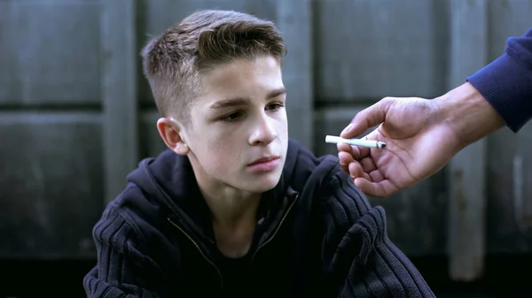 Мальчик Учится Курить Старым Другом Плохое Влияние Уличной Жизни Зависимость — стоковое фото
