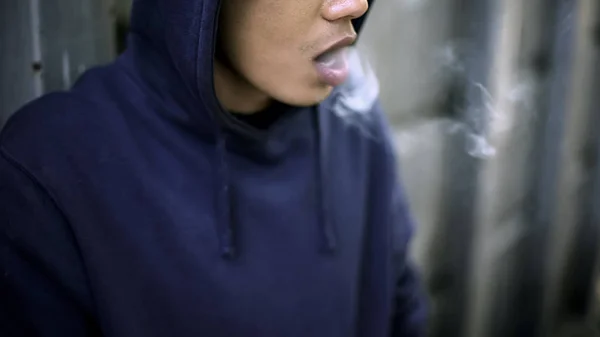 Hooligan Smoking Cigarette Dangerous Teenager Bad Behavior Life Difficulties — Stock Photo, Image