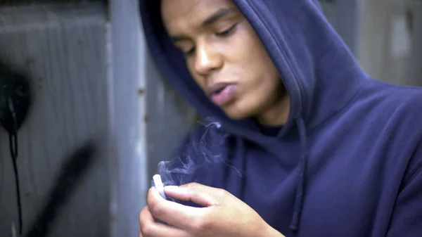 Adolescente Premuroso Fumare Nervosamente Pianificando Suo Futuro Crudele Realtà — Foto Stock