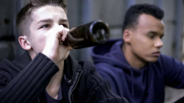 Amigos Adolescentes Problemáticos Pulando Aulas Bebendo Álcool Problemas Juventude — Fotografia de Stock