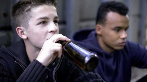 Problème Adolescents Buvant Secrètement Bière Sautant Des Cours École Hooligans — Photo