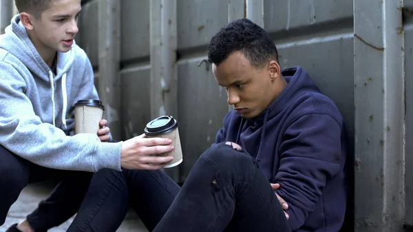 Menino Compartilhando Café Quente Com Adolescente Desabrigado Congelado Voluntário Caridade — Fotografia de Stock