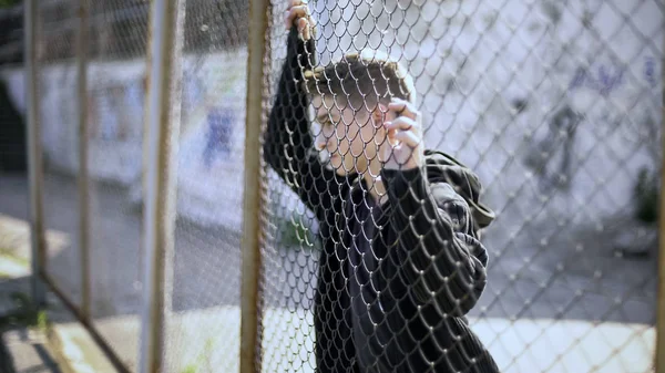 Caucasian Boy Watching Rich District Fence Poverty Immigration — Stock Photo, Image