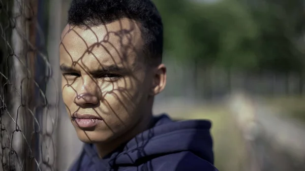 Armer Afroamerikanischer Teenager Steht Metallzaun Konzept Für Lebensschwierigkeiten — Stockfoto