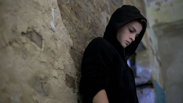 Расстроенный Подросток Доме Разрушенном Войной Страдающий Бедности Депрессии — стоковое фото