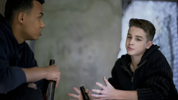 Berusad Tonåringar Talar Alkohol Som Ungdomar Underhållning Beroende Och Fattigdom — Stockfoto