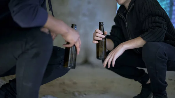 Підлітки Ють Пиво Спілкування Алкогольна Залежність Молодіжні Розваги — стокове фото