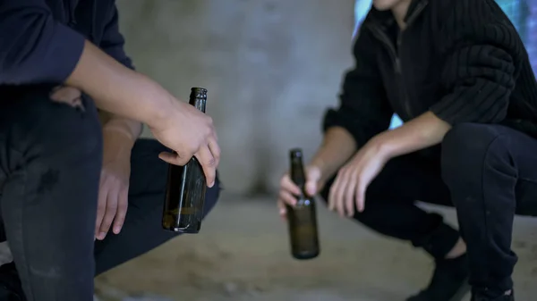 Borrachos Sosteniendo Botellas Cerveza Descansando Casa Abandonada Problema Social Problema —  Fotos de Stock