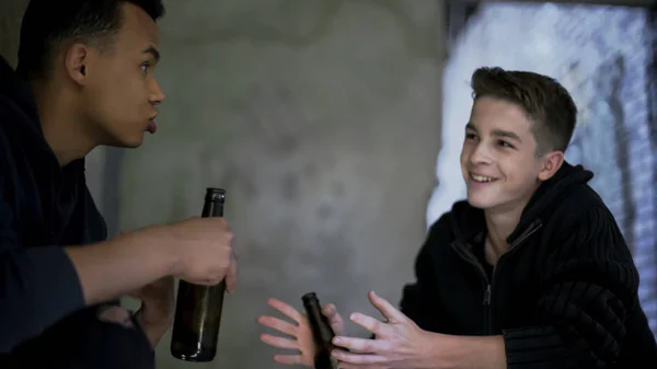 Alcohol Als Jeugd Entertainment Dronken Tieners Praten Verslaving Armoede — Stockfoto
