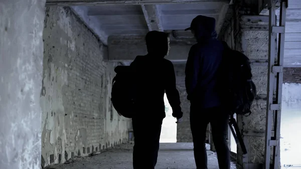 Teenagers Skipping Classes Abandoned House Lack Extreme Life Walking — Stock Photo, Image