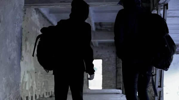 Εγκληματίες Που Φοράει Μαύρο Περπάτημα Εγκαταλελειμμένο Σπίτι Τον Προγραμματισμό Έγκλημα — Φωτογραφία Αρχείου